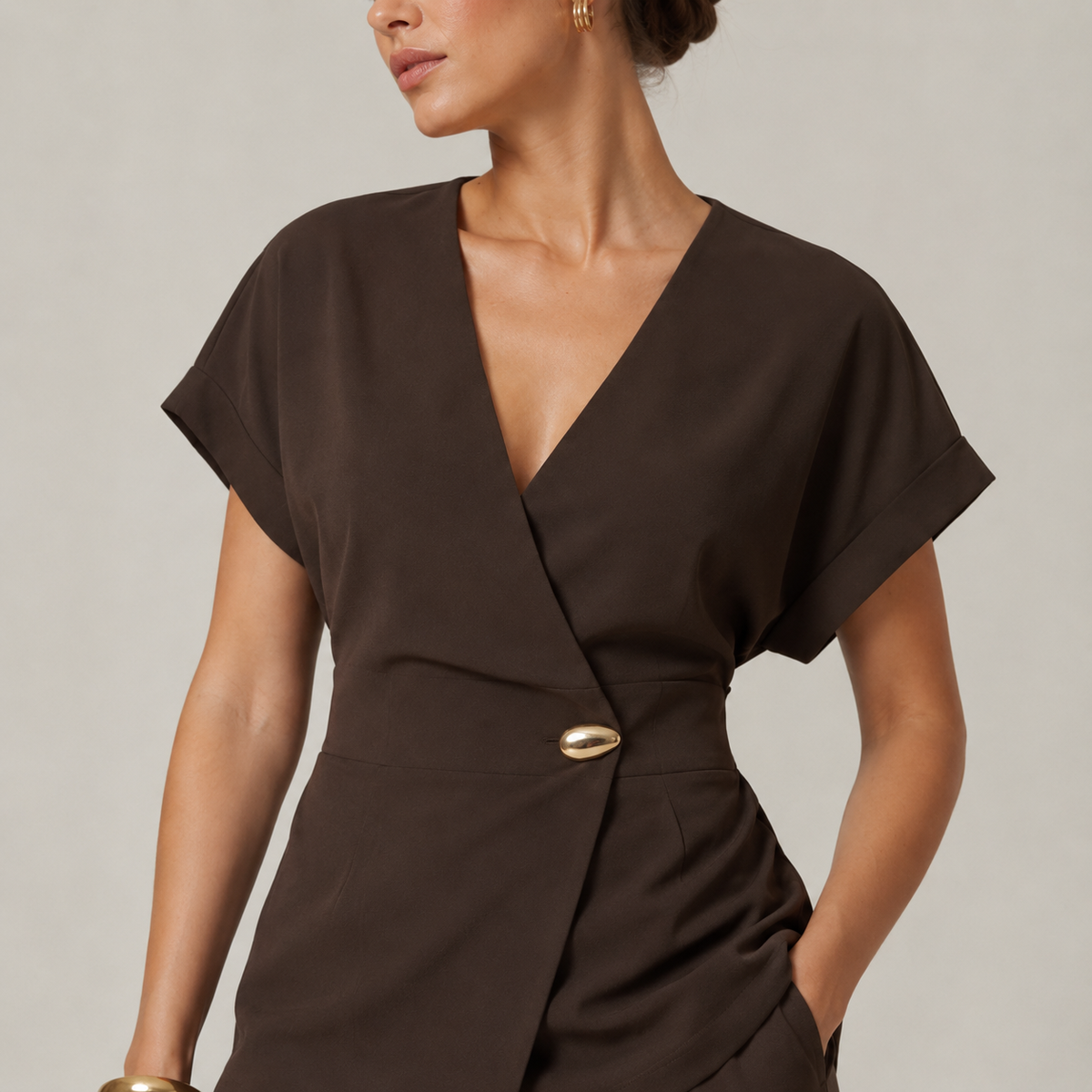 Ensemble femme marron, haut col en V et pantalon large plissé