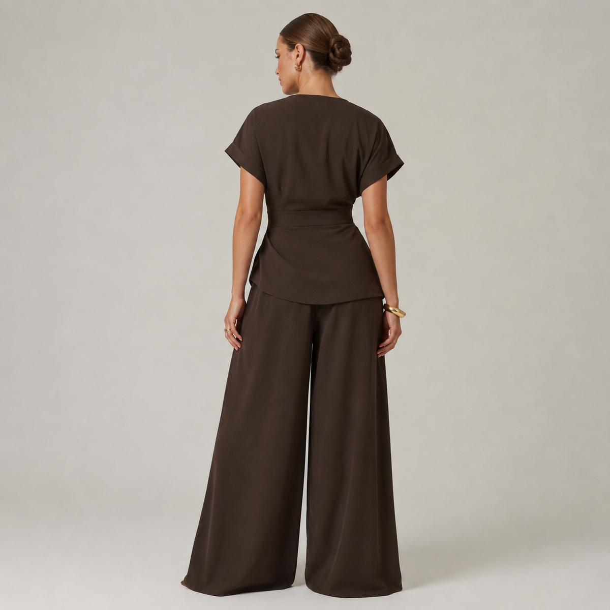 Ensemble femme marron, haut col en V et pantalon large plissé