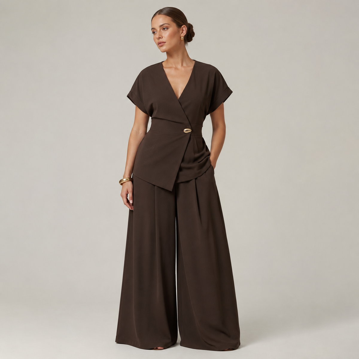 Ensemble femme marron, haut col en V et pantalon large plissé