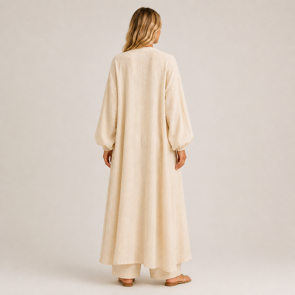 Vue arrière d’un kimono femme beige style cardigan long avec coupe ample fluide parfaite pour la saison automnale
