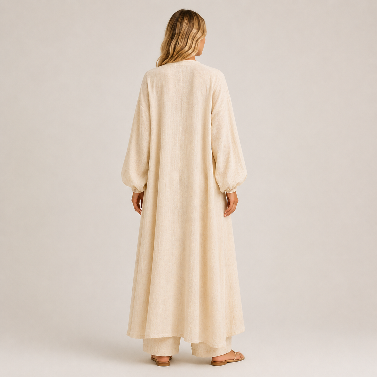 Vue arrière d’un kimono femme beige style cardigan long avec coupe ample fluide parfaite pour la saison automnale