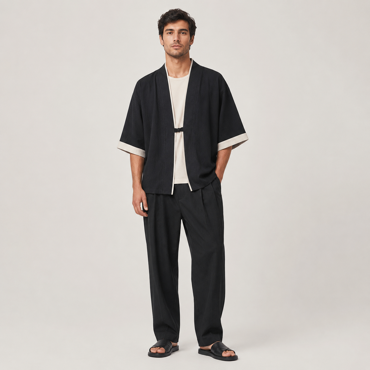 Homme portant une chemise kimono noire pour homme avec coupe ample et manches larges, style japonais moderne et élégant