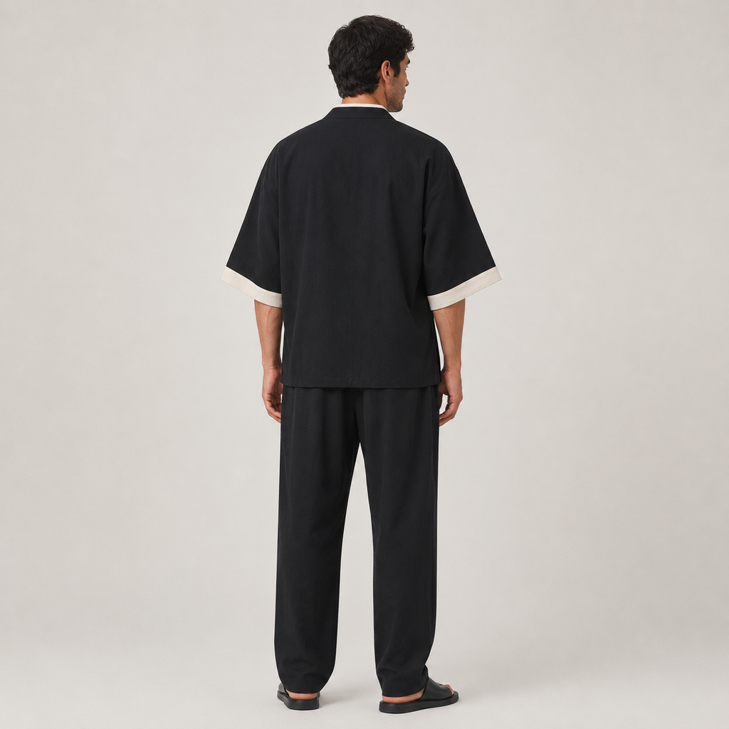 Vue arrière d’une chemise kimono noire pour homme avec coupe fluide et manches larges inspirées du style japonais minimaliste