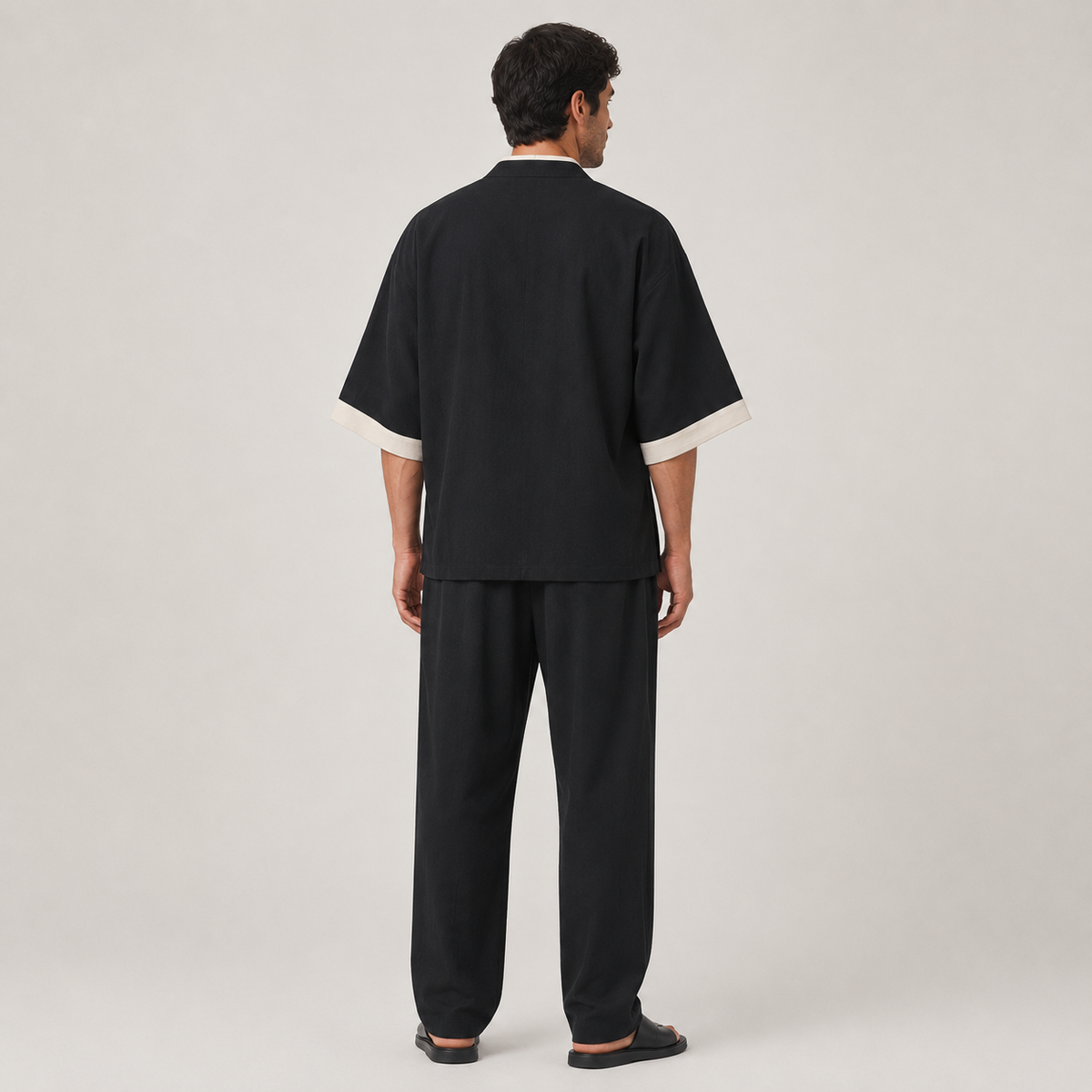 Vue arrière d’une chemise kimono noire pour homme avec coupe fluide et manches larges inspirées du style japonais minimaliste