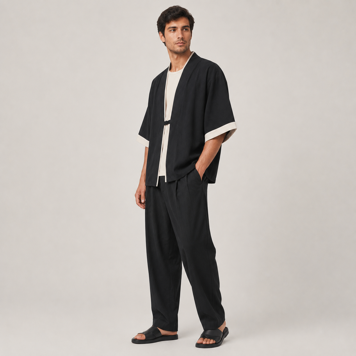 Homme portant une chemise kimono japonaise noire au style minimaliste avec coupe ample et design moderne