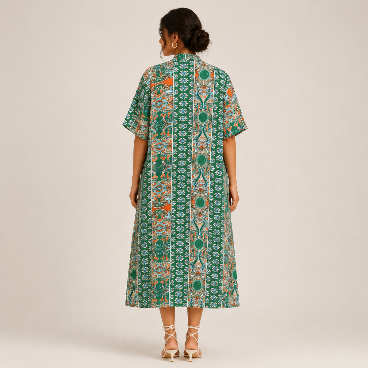 Vue arrière d’un kimono femme grande taille imprimé bohème avec coupe longue fluide et motif coloré élégant
