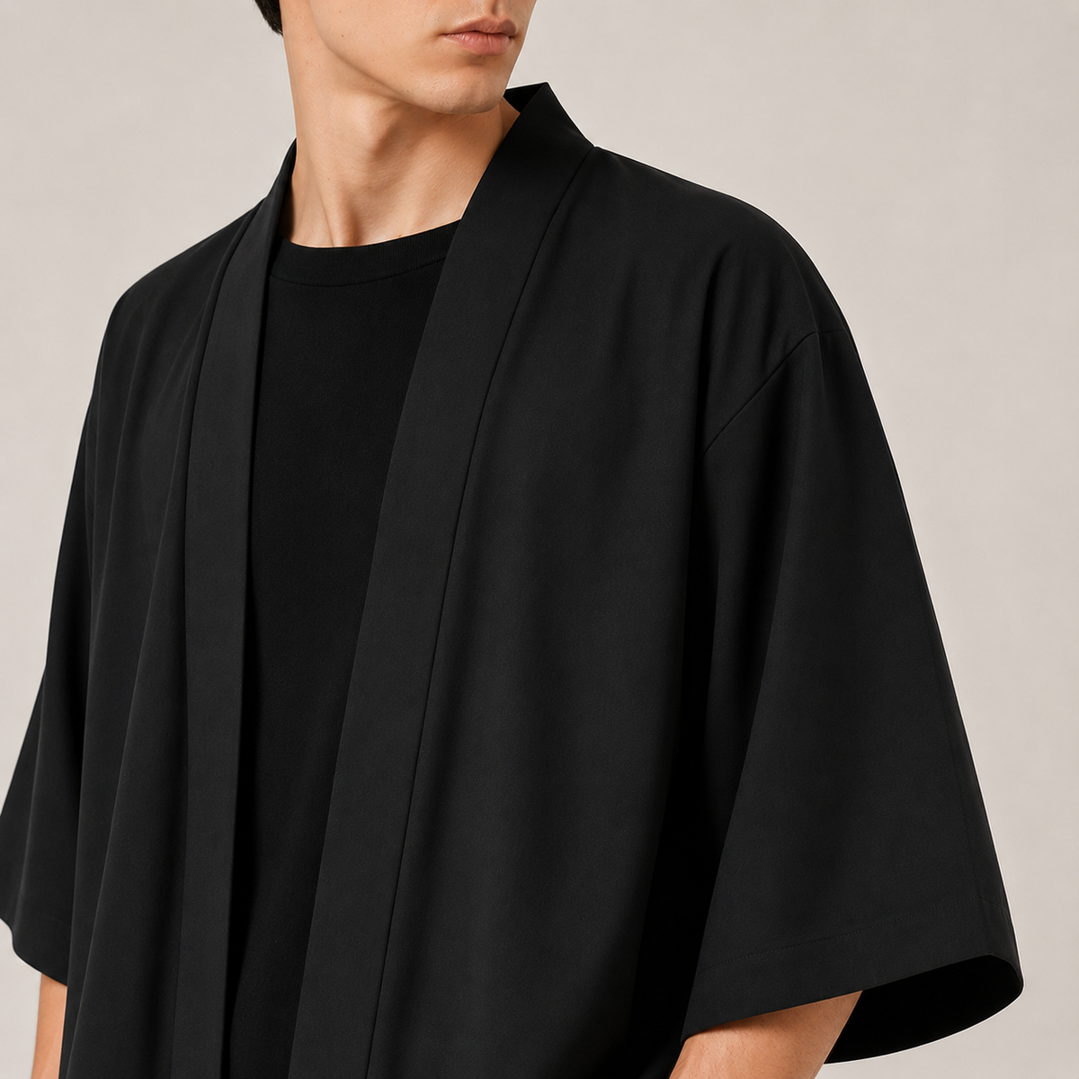 Zoom sur un kimono homme noir style japonais montrant le tissu léger, la coupe ample et les finitions premium