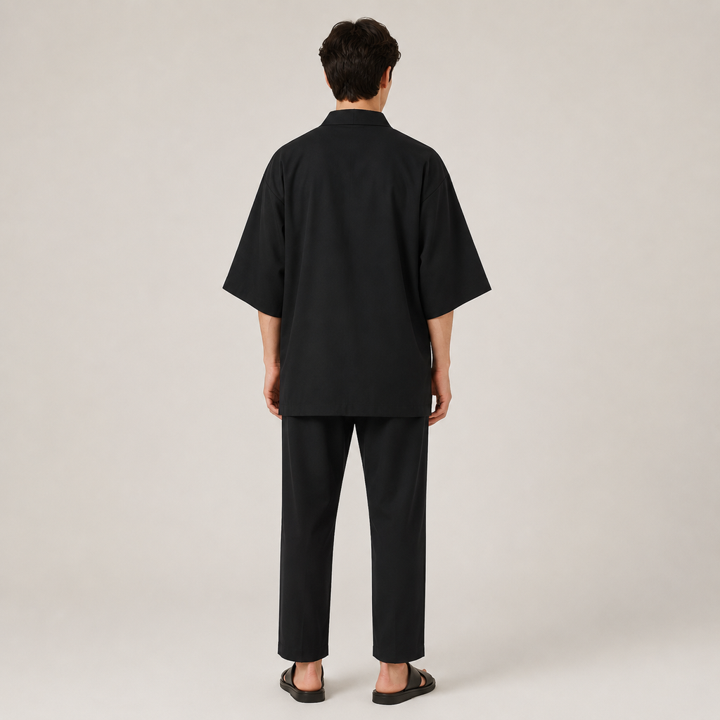 Vue arrière d’un kimono homme noir style japonais avec coupe ample et tissu léger idéal pour l’été