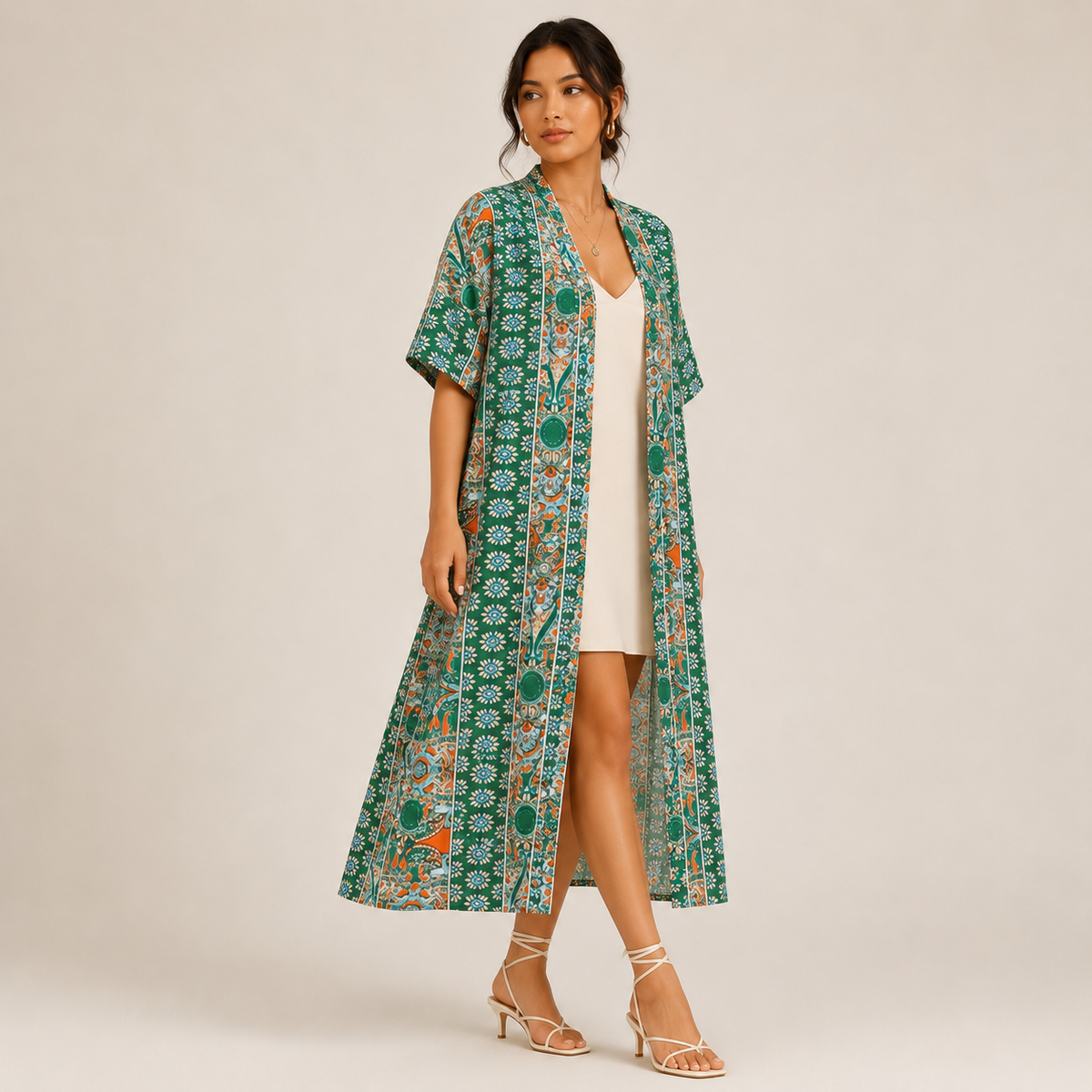 Femme portant un kimono long grande taille imprimé bohème avec tissu fluide et style chic bohème moderne