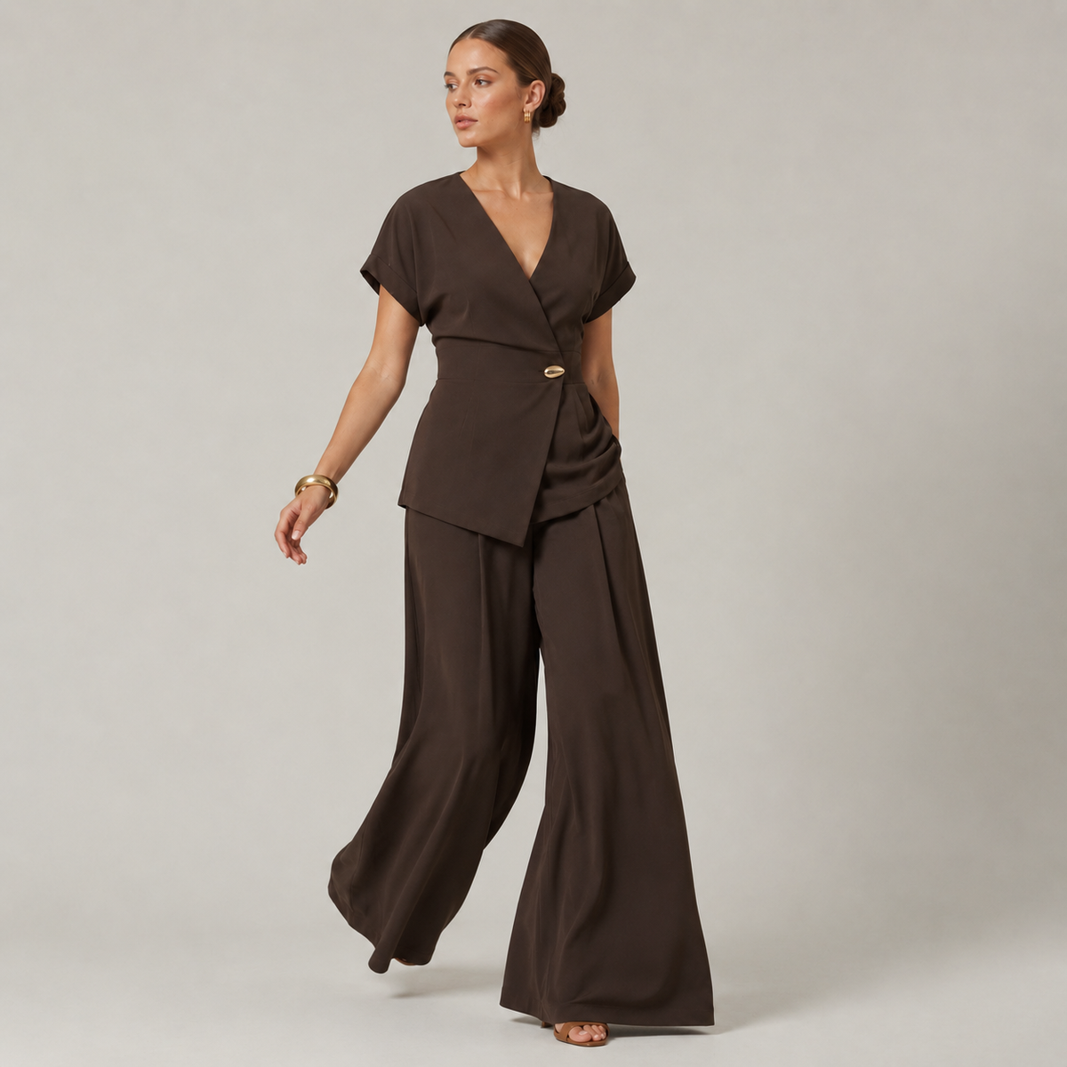 Ensemble femme marron, haut col en V et pantalon large plissé