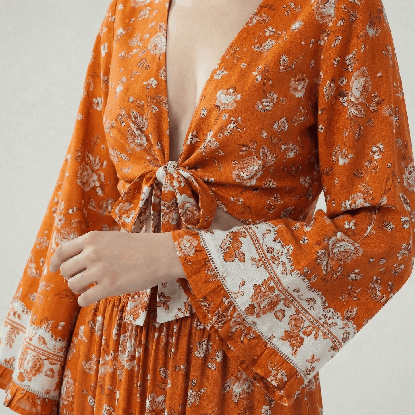 Motif floral sur fond orange brûlé