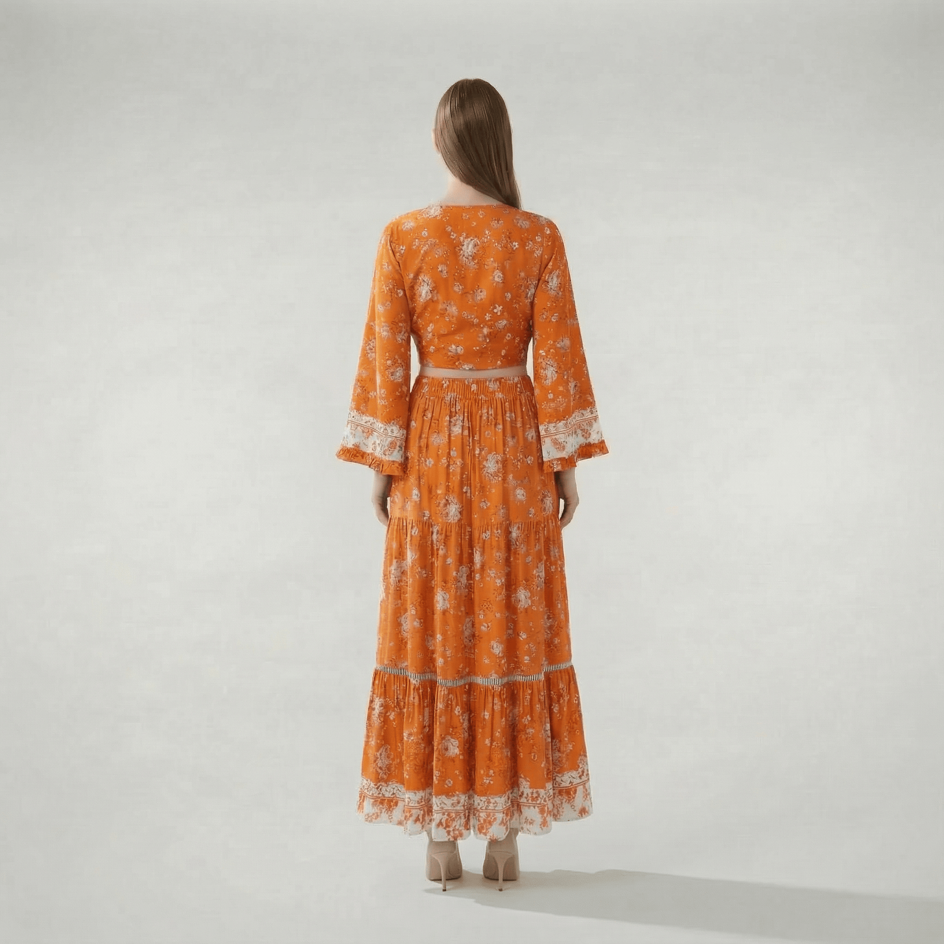 Motif floral sur fond orange brûlé