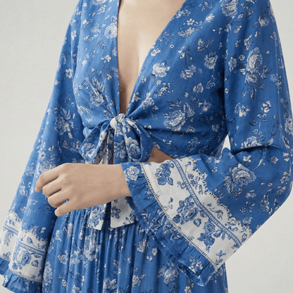 Motif floral sur fond bleu clair