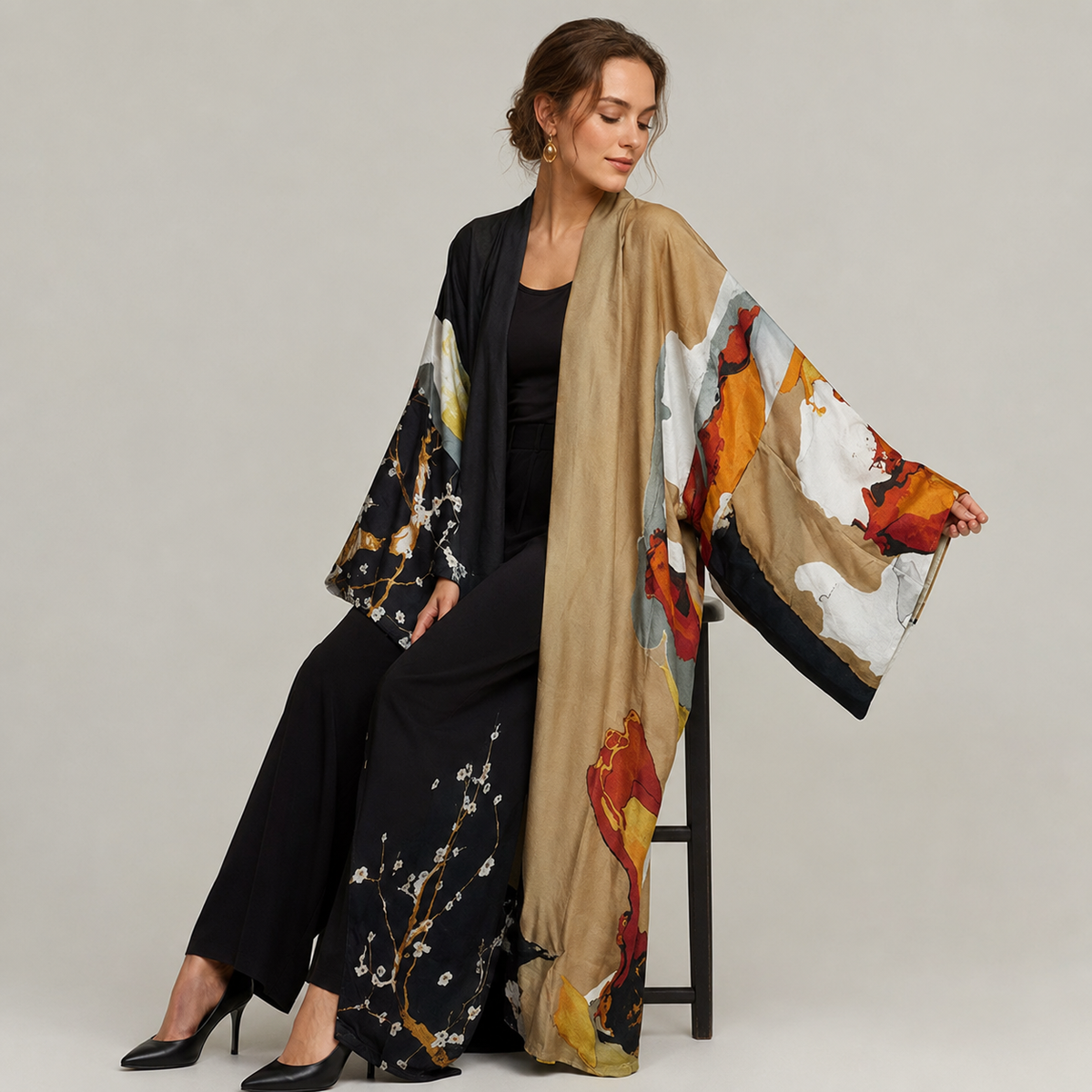 Kimono long abstrait noir terracotta — pose alternative