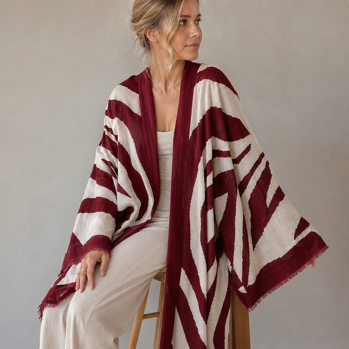 Kimono Animalier Bordeaux Écru — pose alternative
