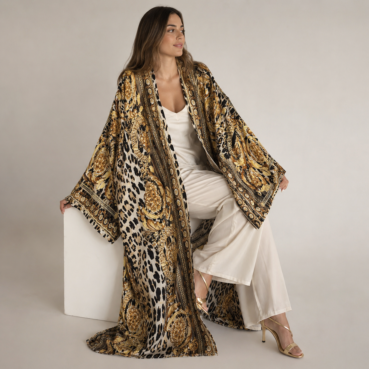 Kimono long léopard baroque — pose alternative