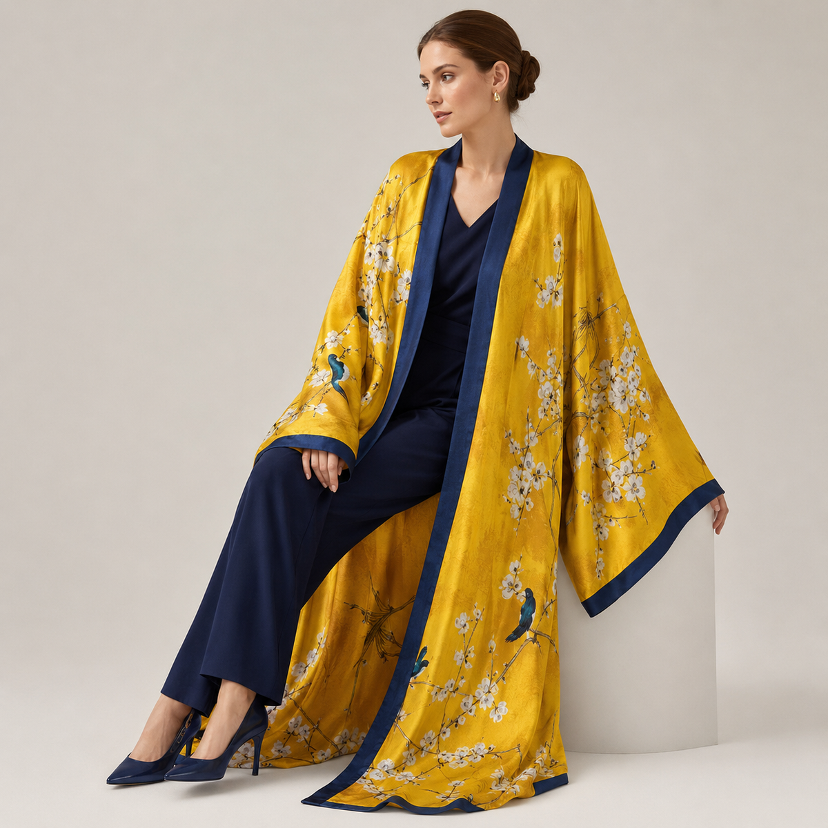 Kimono long Sakura moutarde bleu — pose alternative